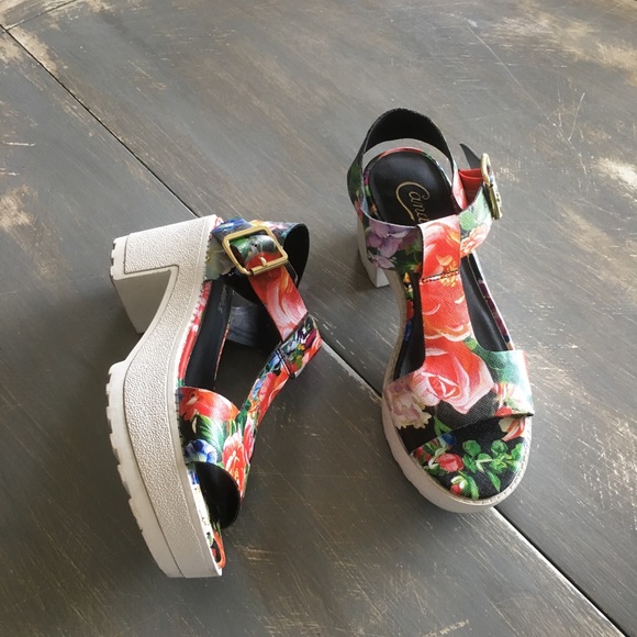 Candie's Shoes - CANDIES Cacrux Floral Sandals